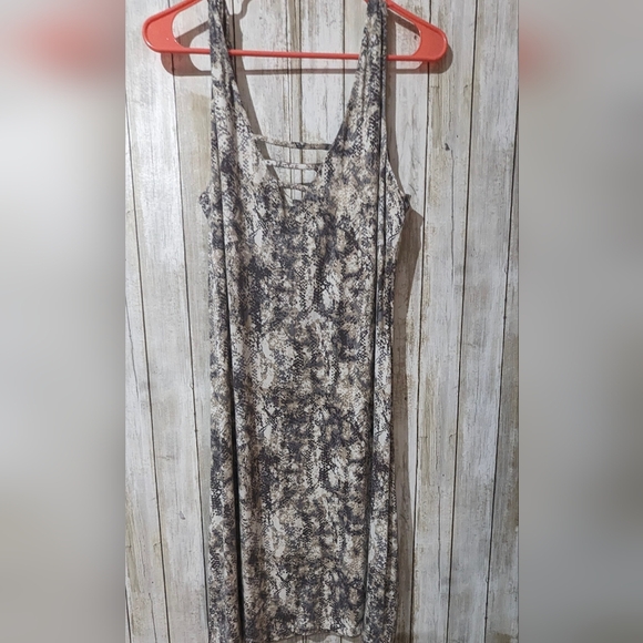 TART SIZE LARGE KNEE LENGTH taupe color. Popular in sophisticated work place - Picture 2 of 6